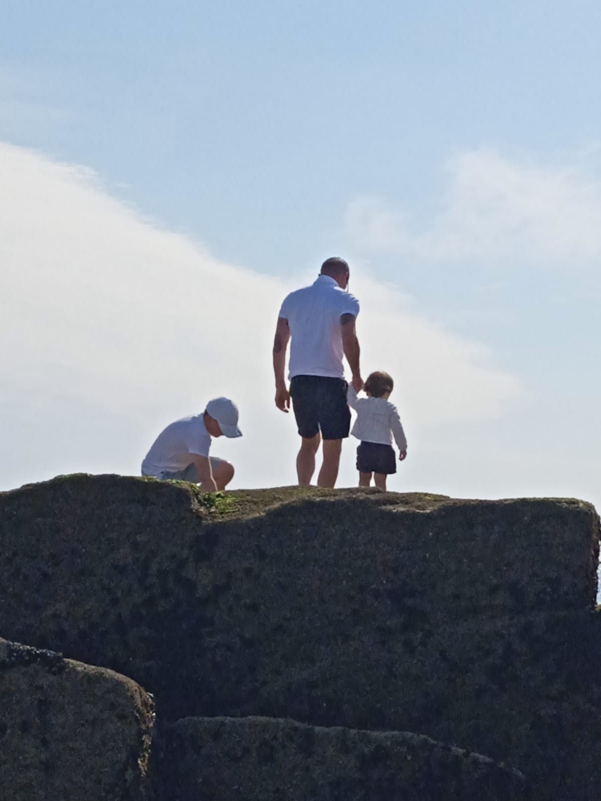 Moment familial sur les rochers en Bretagne
